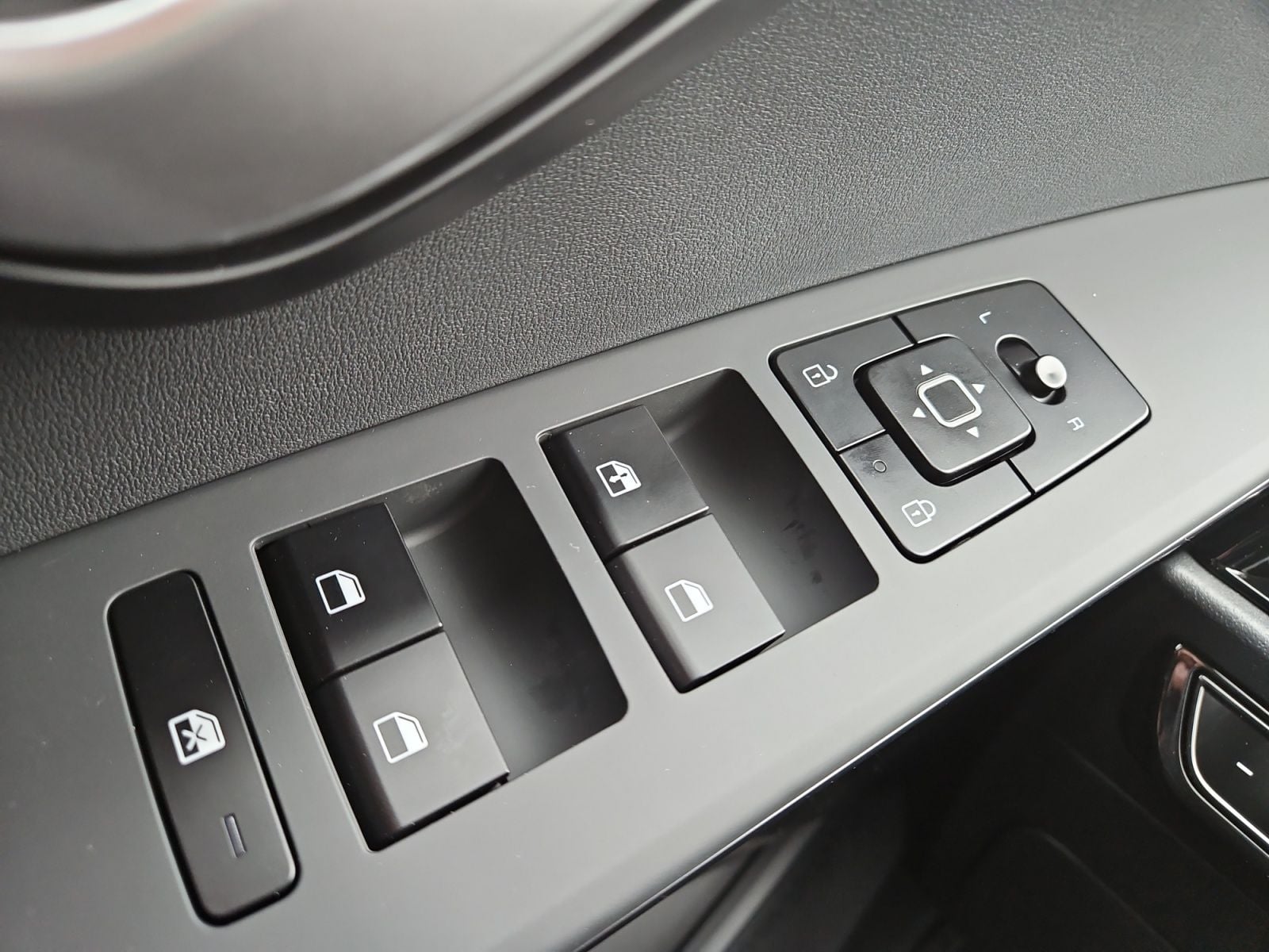 Pre-Owned 2025 Kia Niro LX - photo - 20