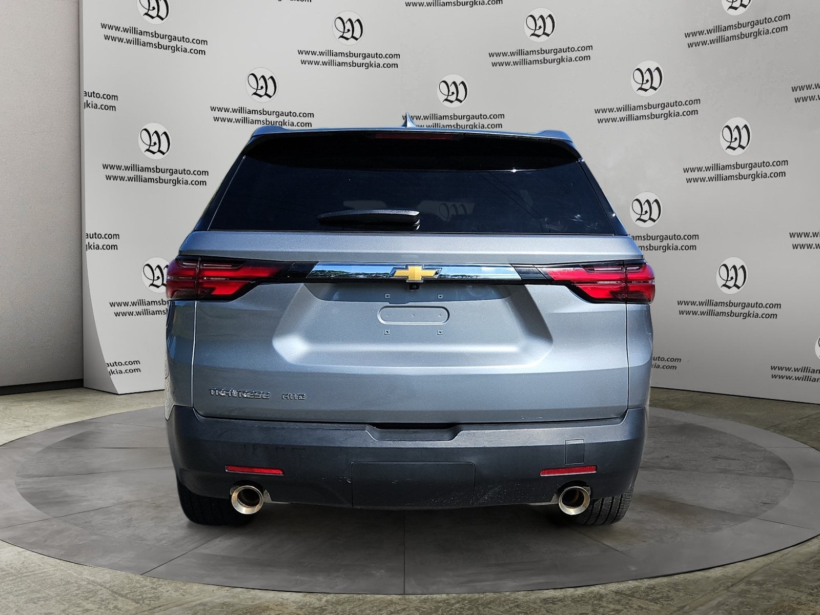 Pre-Owned 2023 Chevrolet Traverse LS - photo - 3