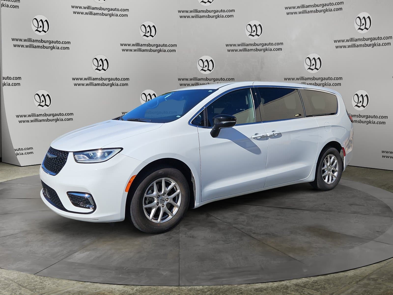 Pre-Owned 2025 Chrysler Pacifica Select - photo - 0