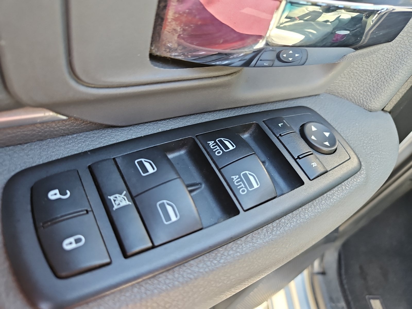 Pre-Owned 2017 Ram 1500 SLT - photo - 20