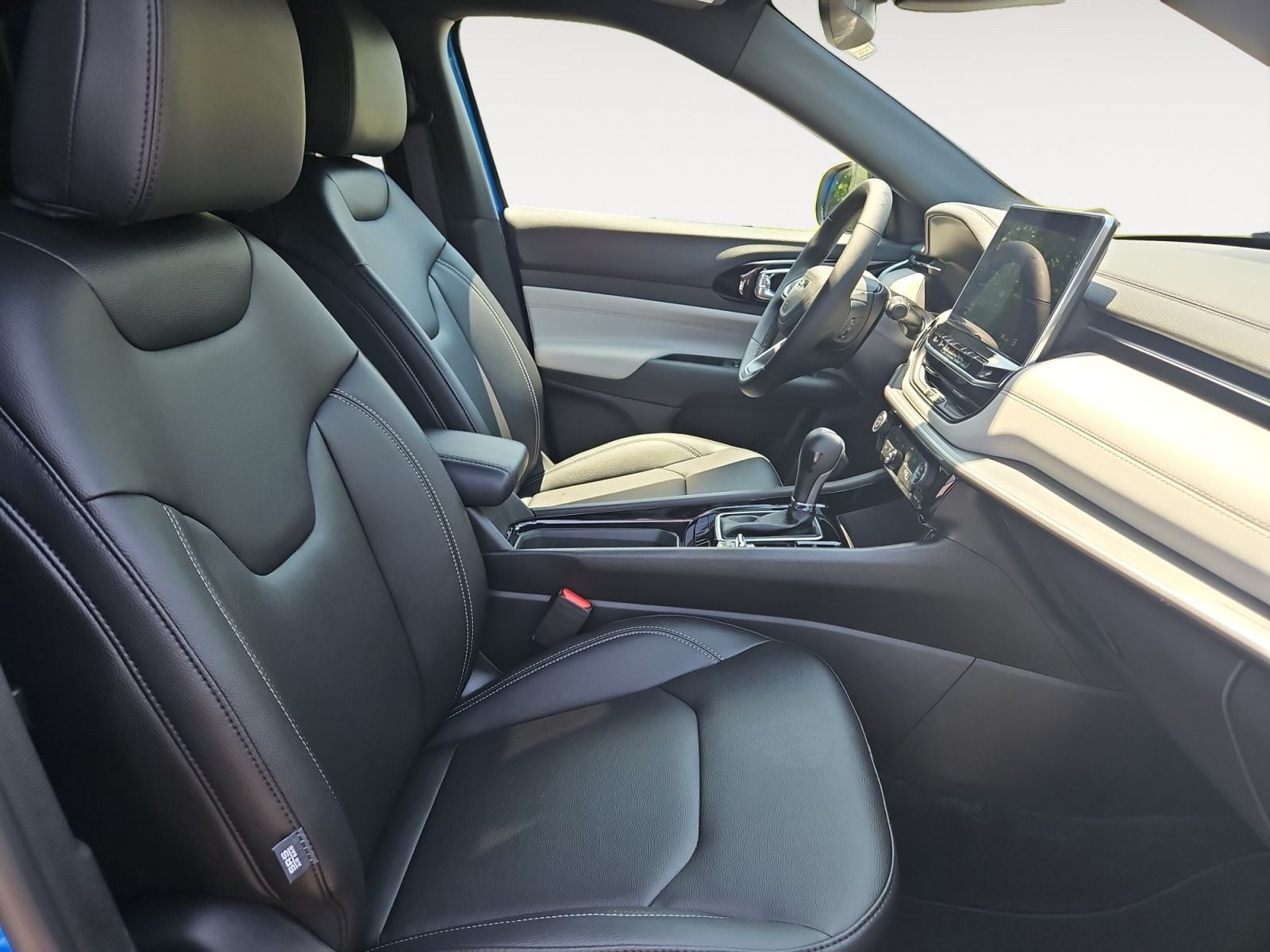 New 2025 Jeep Compass Limited - photo - 14