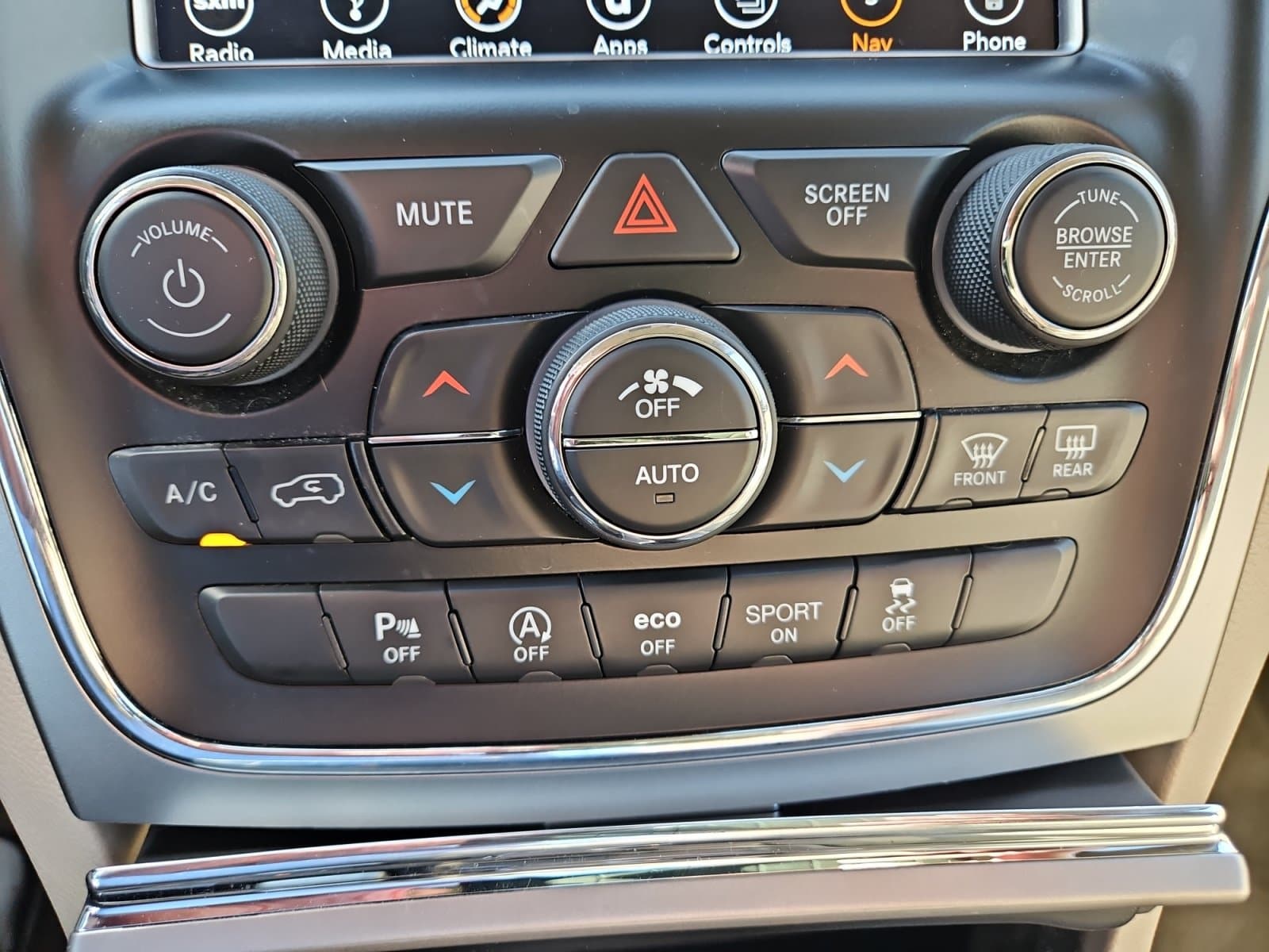 Pre-Owned 2018 Jeep Grand Cherokee Overland - photo - 26