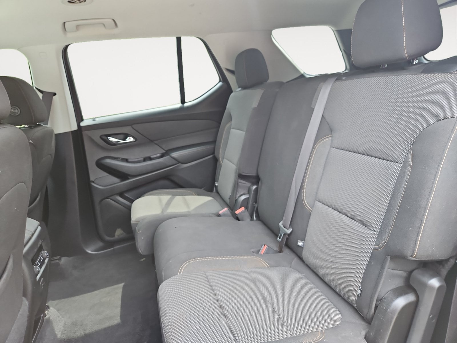Pre-Owned 2020 Chevrolet Traverse LS - photo - 12