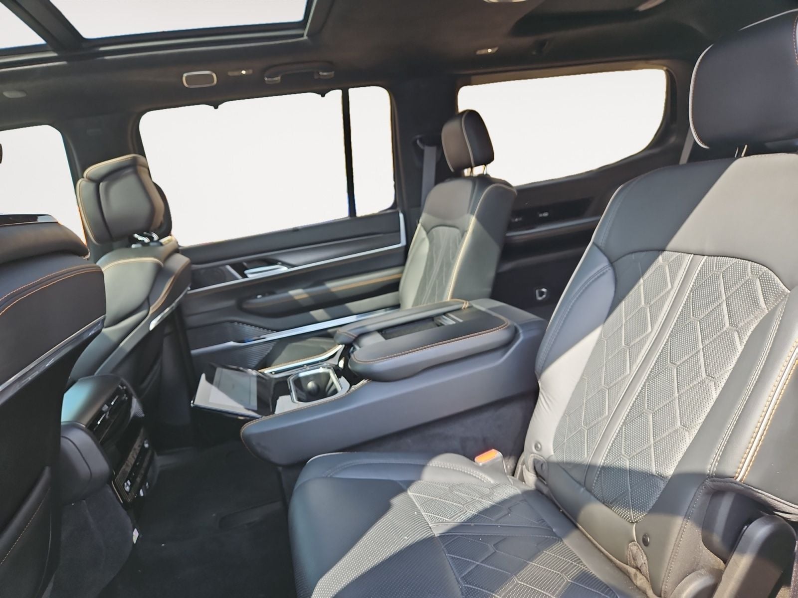Pre-Owned 2024 Jeep Grand Wagoneer Series III - photo - 12