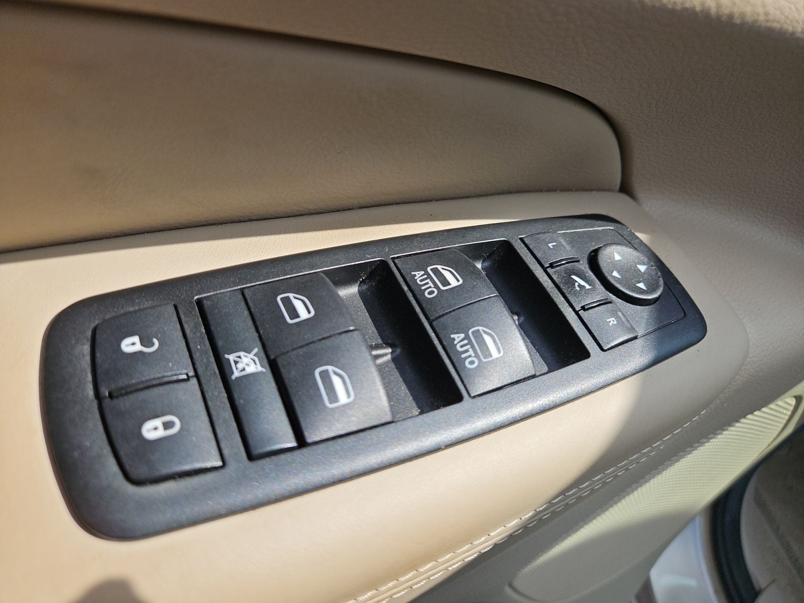 Pre-Owned 2014 Jeep Grand Cherokee Overland - photo - 20