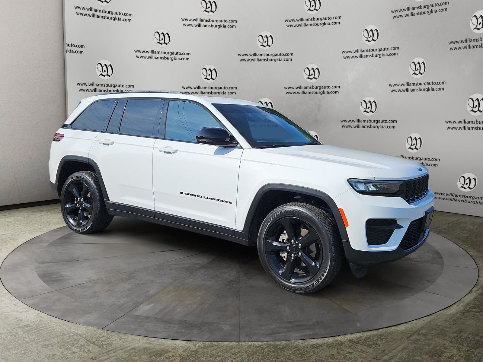 Pre-Owned 2024 Jeep Grand Cherokee Altitude - photo - 6