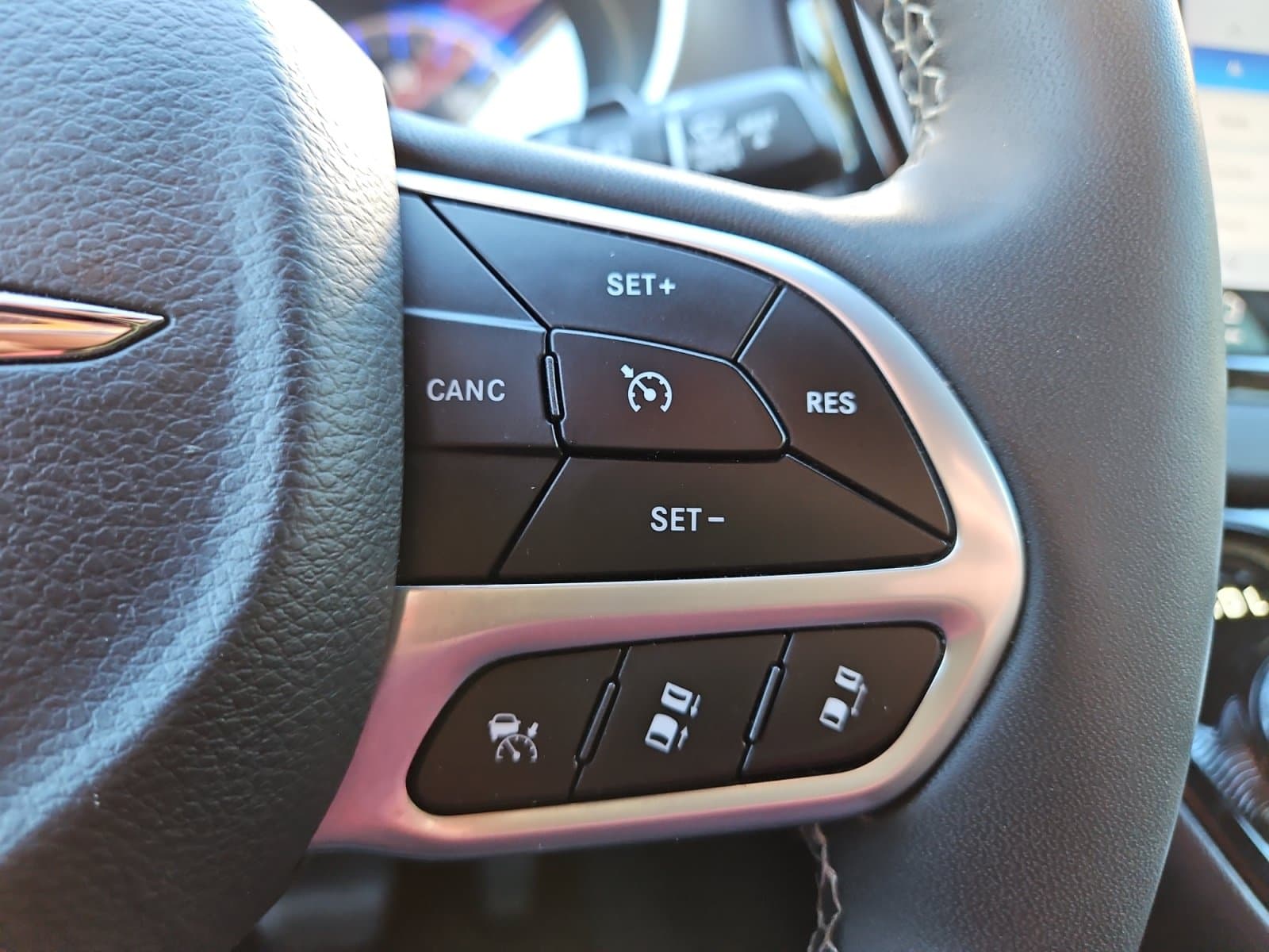 Pre-Owned 2025 Chrysler Pacifica Select - photo - 26