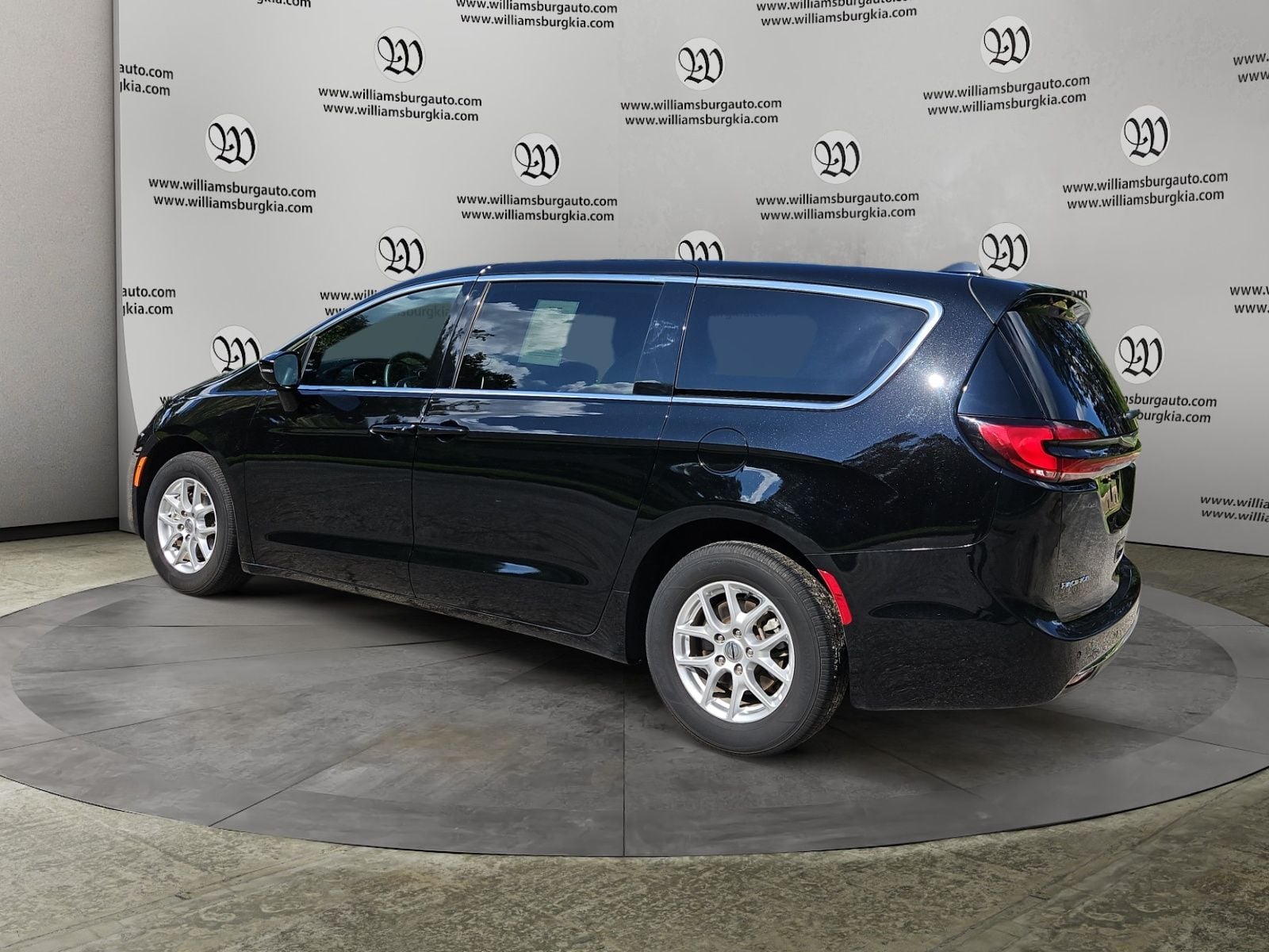 Pre-Owned 2025 Chrysler Pacifica Select - photo - 2