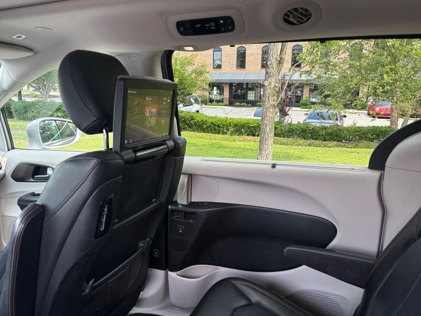 Pre-Owned 2019 Chrysler Pacifica Touring L Plus - photo - 17