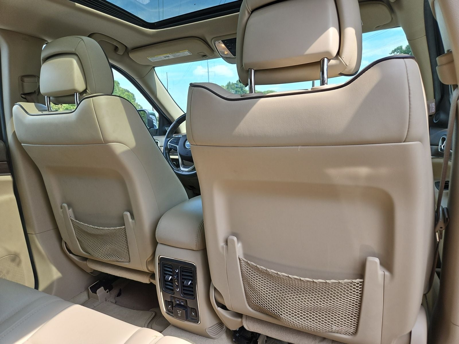 Pre-Owned 2014 Jeep Grand Cherokee Overland - photo - 17