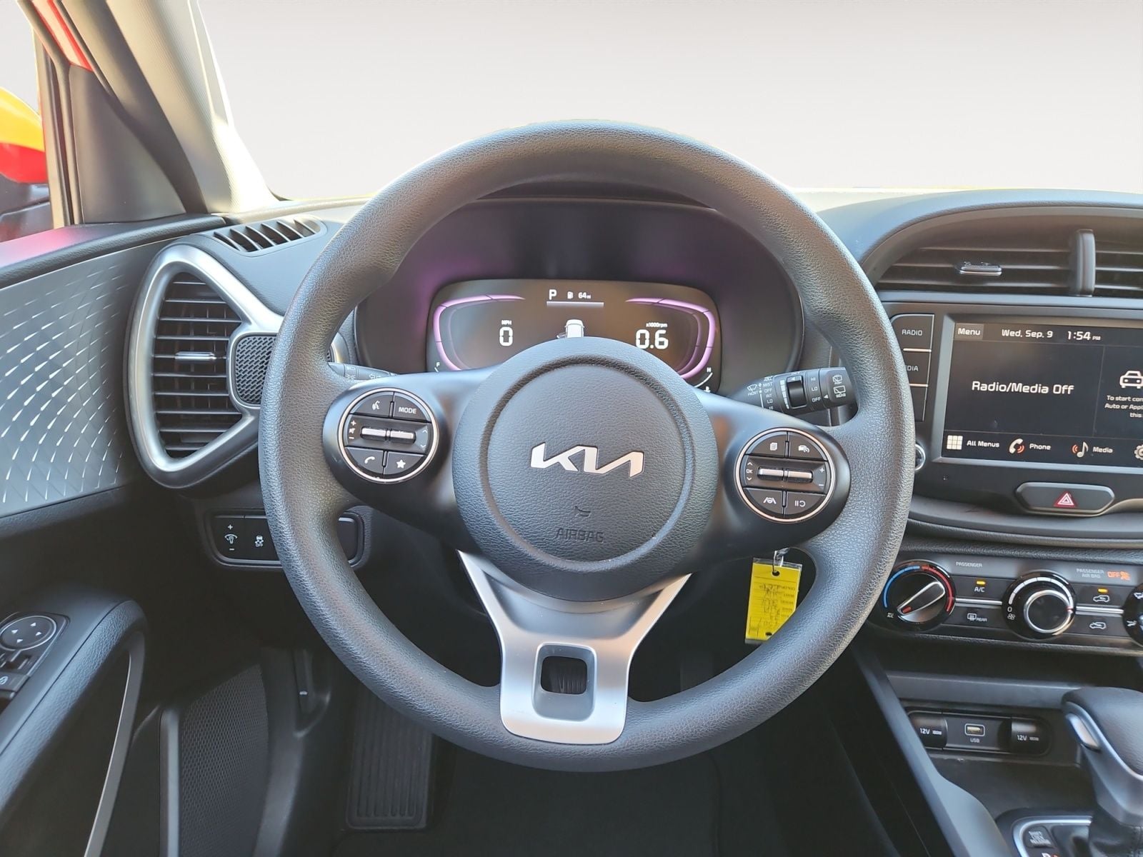 Pre-Owned 2023 Kia Soul LX - photo - 11