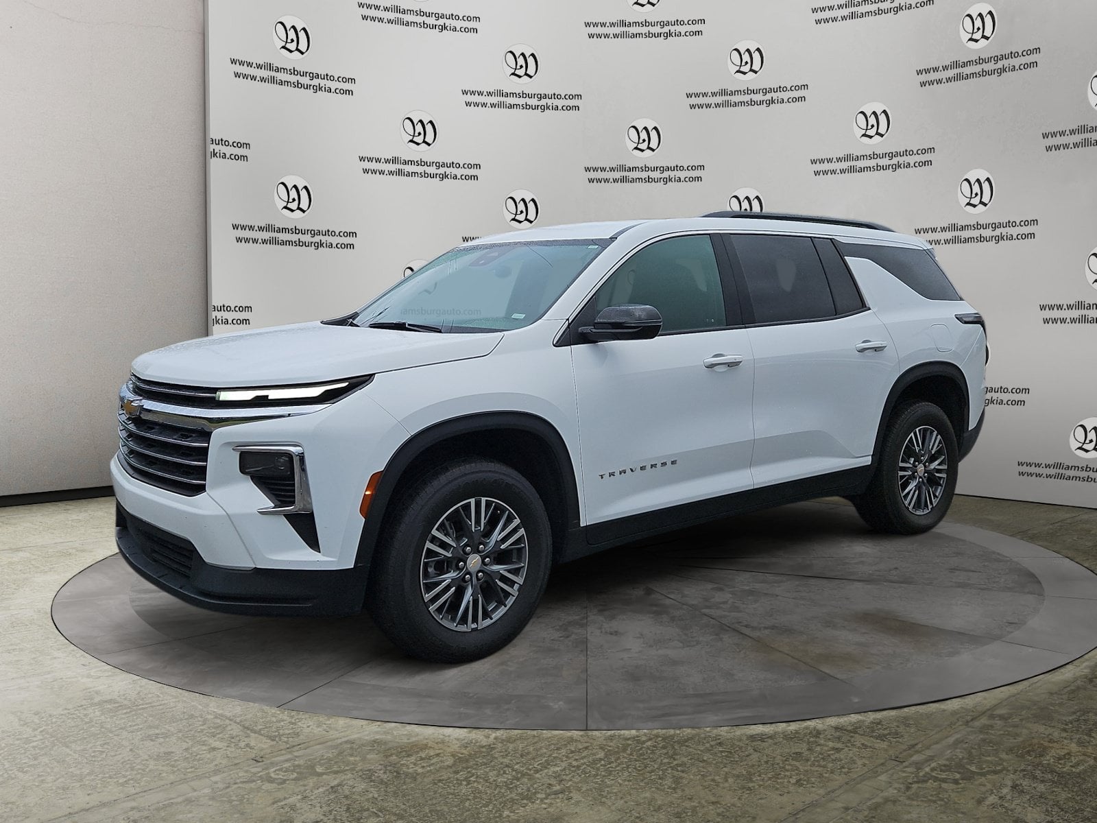 Pre-Owned 2025 Chevrolet Traverse LT - photo - 0