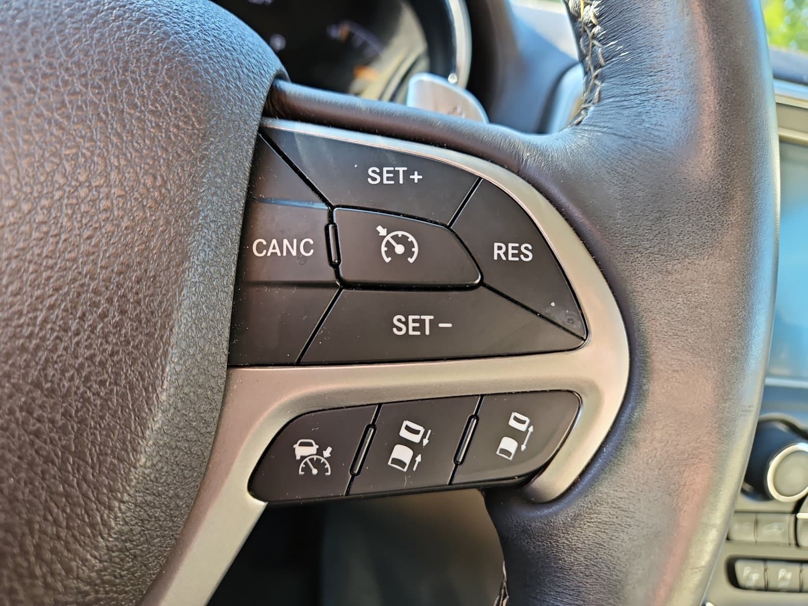 Pre-Owned 2017 Jeep Grand Cherokee Overland - photo - 25