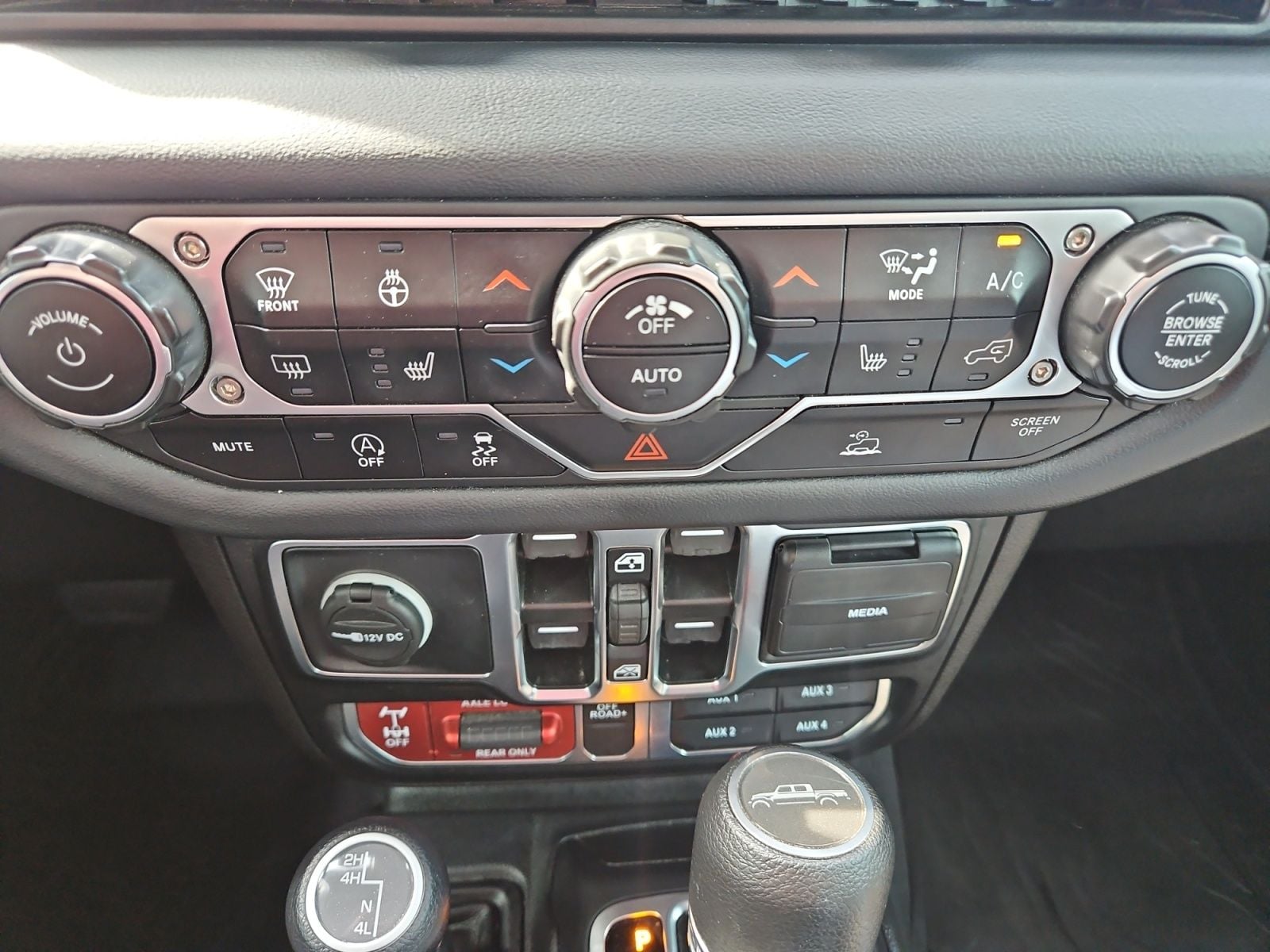 Pre-Owned 2024 Jeep Gladiator Mojave - photo - 27