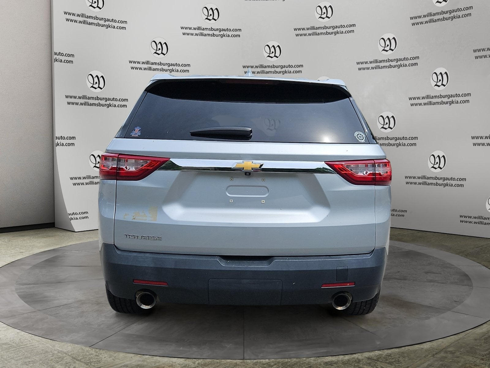 Pre-Owned 2020 Chevrolet Traverse LS - photo - 3