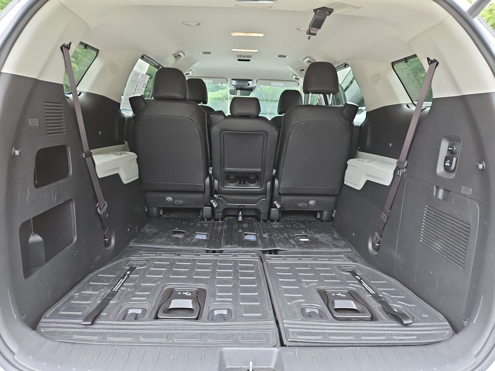 Pre-Owned 2024 Kia Carnival SX - photo - 18