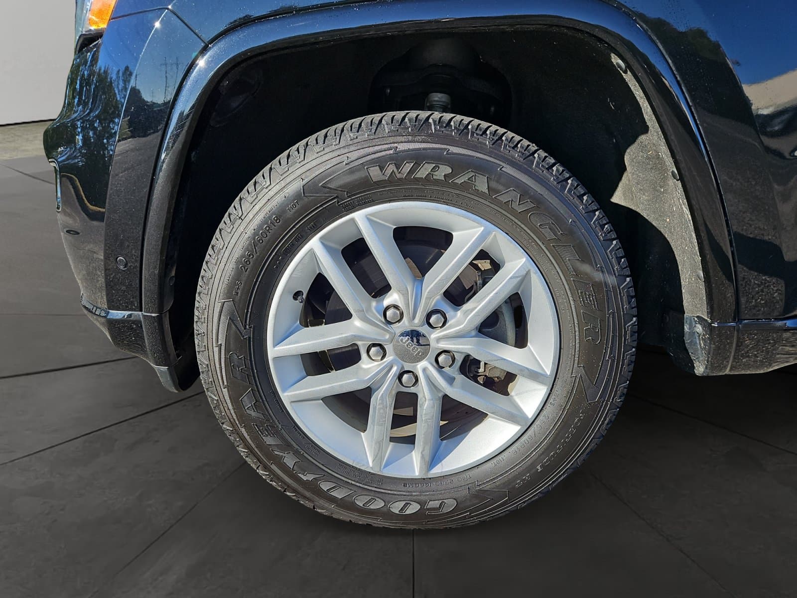 Pre-Owned 2017 Jeep Grand Cherokee Overland - photo - 13