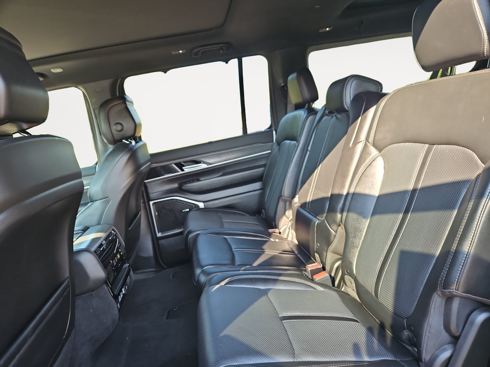 Pre-Owned 2024 Jeep Wagoneer L Series II - photo - 12