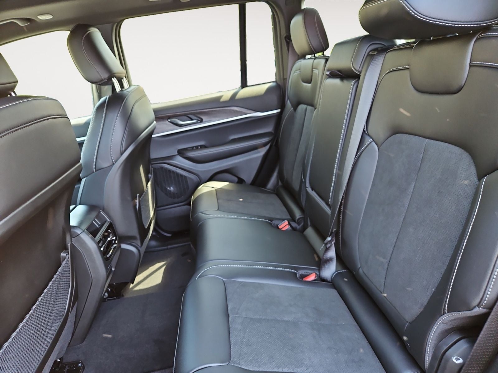 New 2027 Jeep Grand Cherokee Laredo Altitude - photo - 12