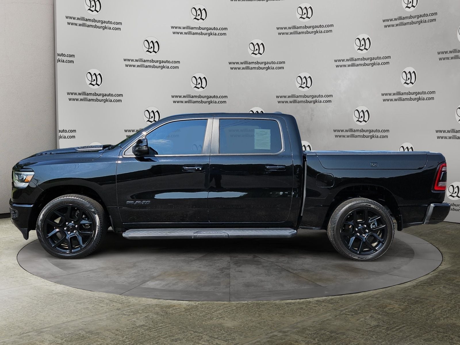 Pre-Owned 2024 Ram 1500 Laramie - photo - 1