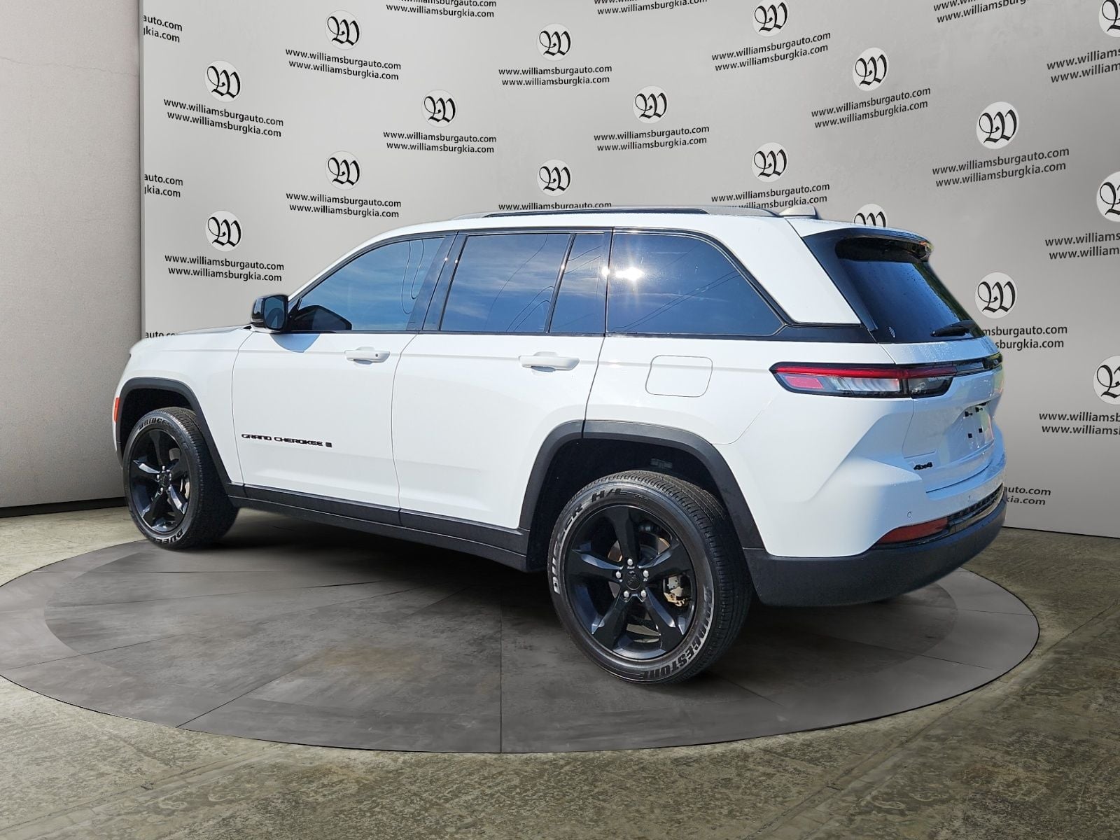 Pre-Owned 2024 Jeep Grand Cherokee Altitude - photo - 2
