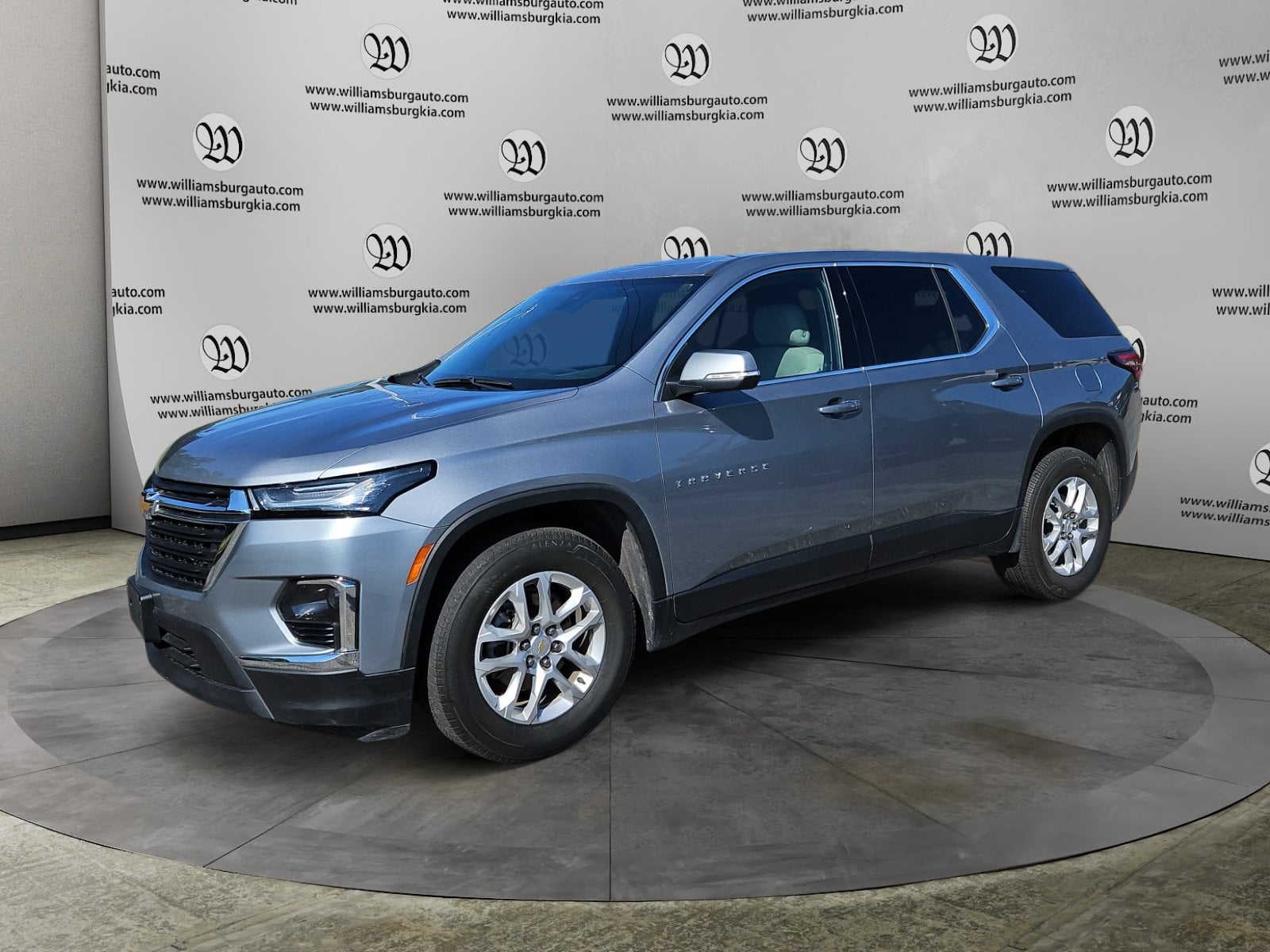 Pre-Owned 2023 Chevrolet Traverse LS - photo - 0