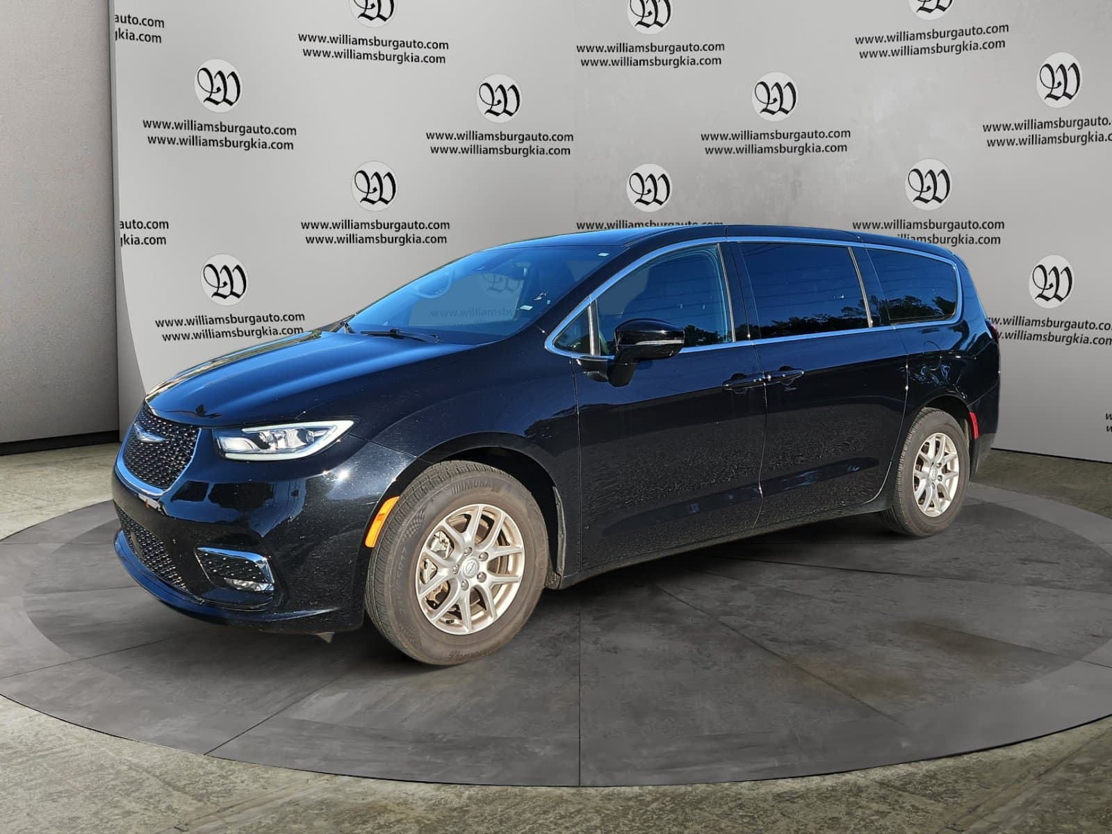 Pre-Owned 2025 Chrysler Pacifica Select - photo - 0
