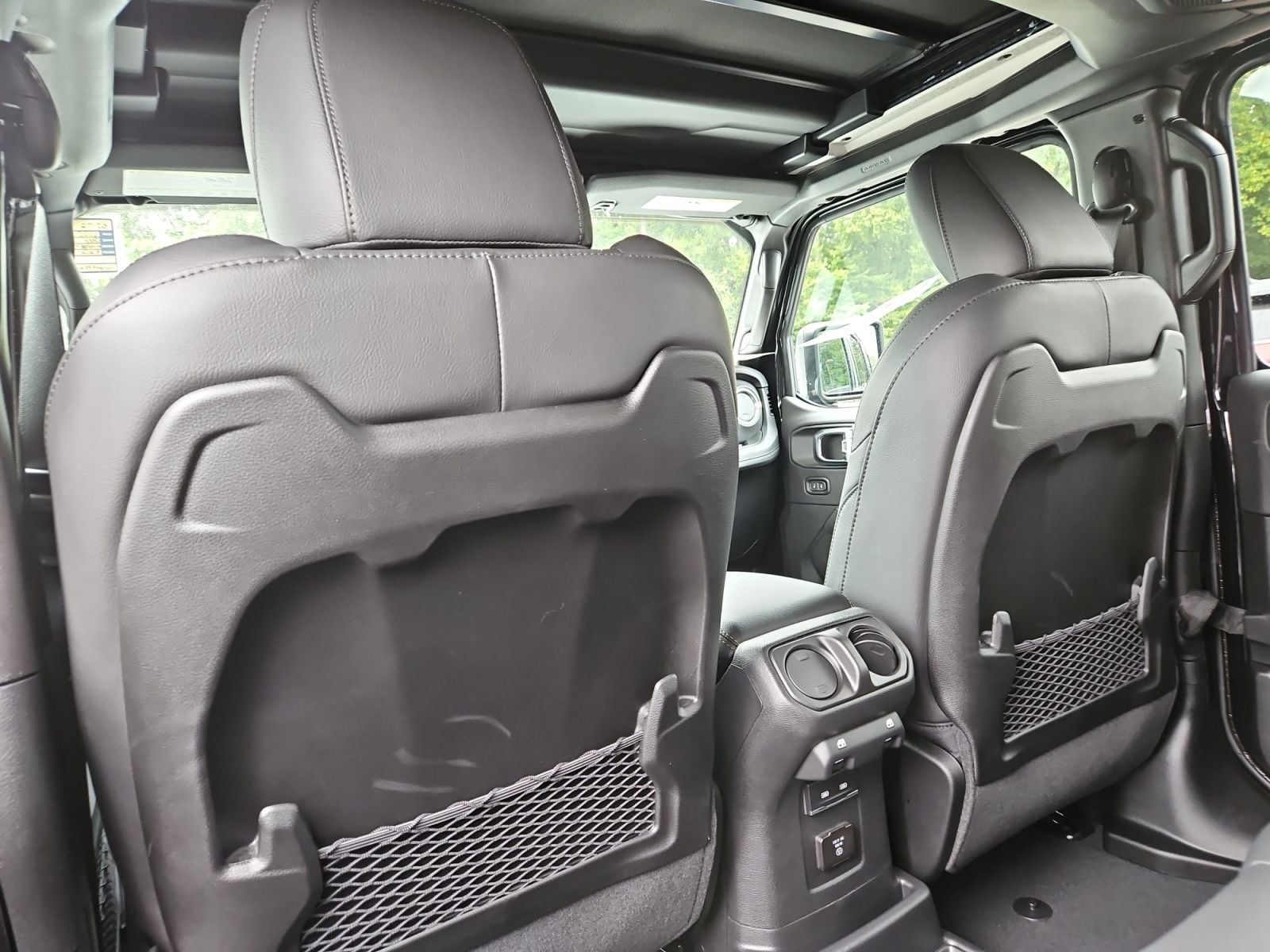 New 2025 Jeep Wrangler Sahara - photo - 19