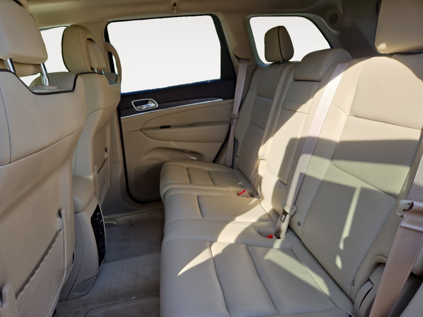 Pre-Owned 2018 Jeep Grand Cherokee Overland - photo - 12