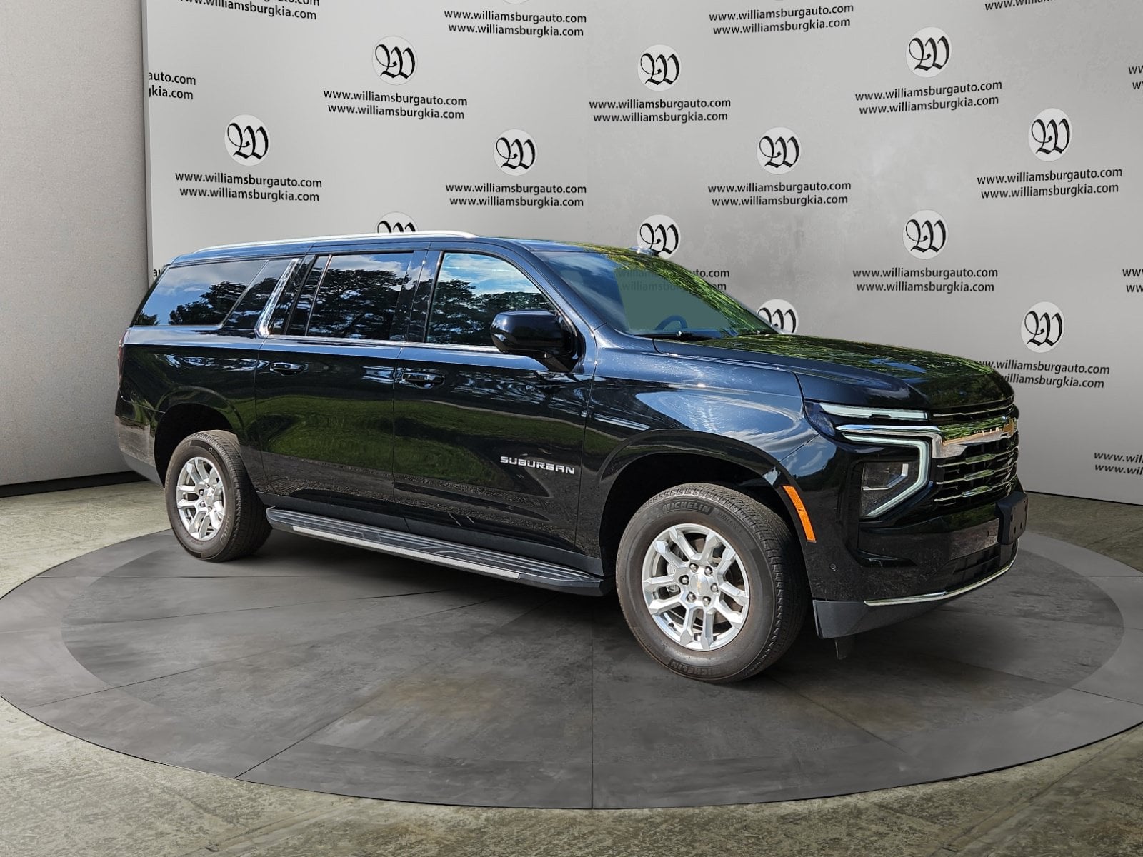 Pre-Owned 2025 Chevrolet Suburban LT - photo - 6