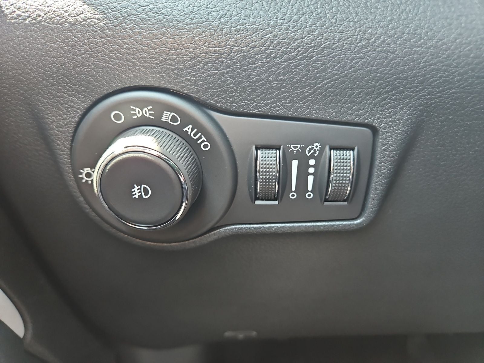 New 2025 Jeep Compass Limited - photo - 22