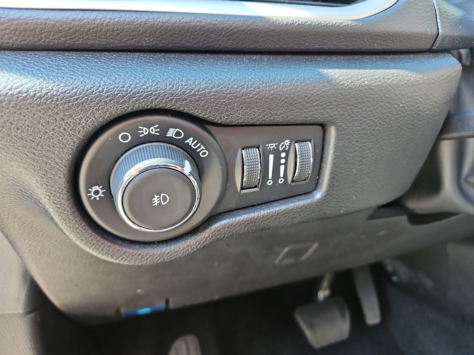 Pre-Owned 2025 Chrysler Pacifica Select - photo - 22