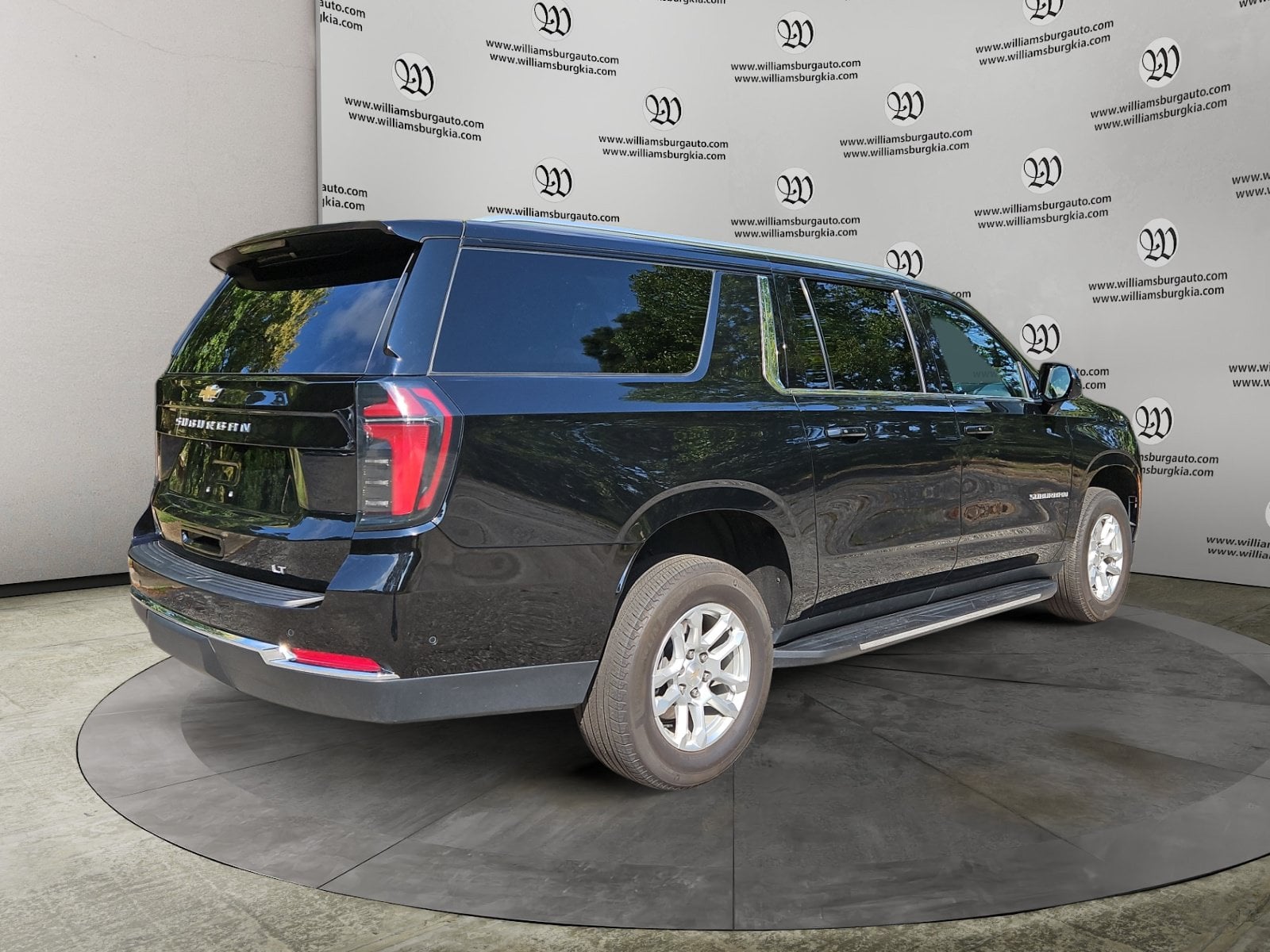 Pre-Owned 2025 Chevrolet Suburban LT - photo - 4
