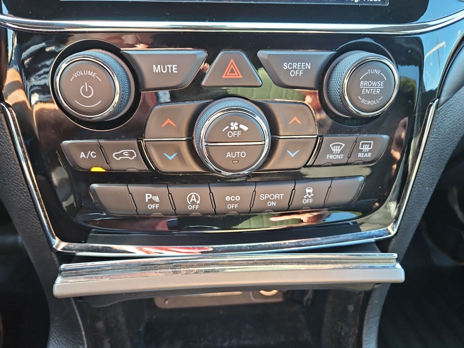 Pre-Owned 2020 Jeep Grand Cherokee Altitude - photo - 27