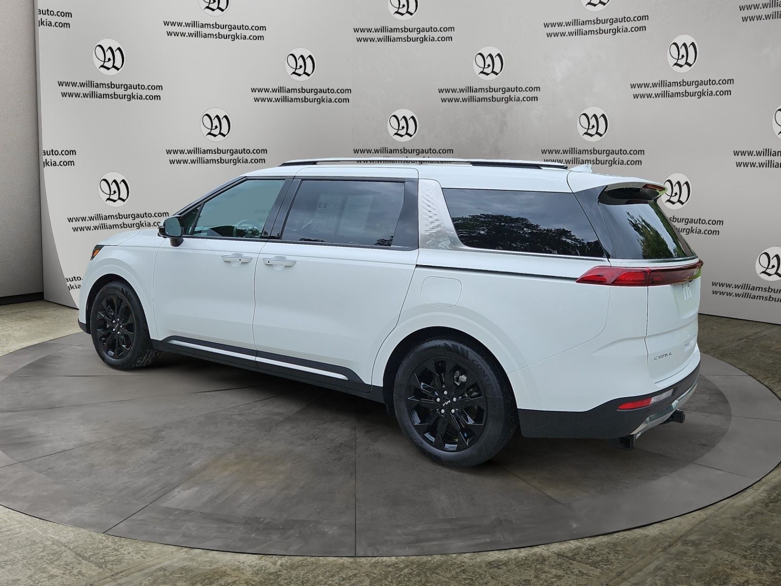 Pre-Owned 2024 Kia Carnival SX - photo - 2