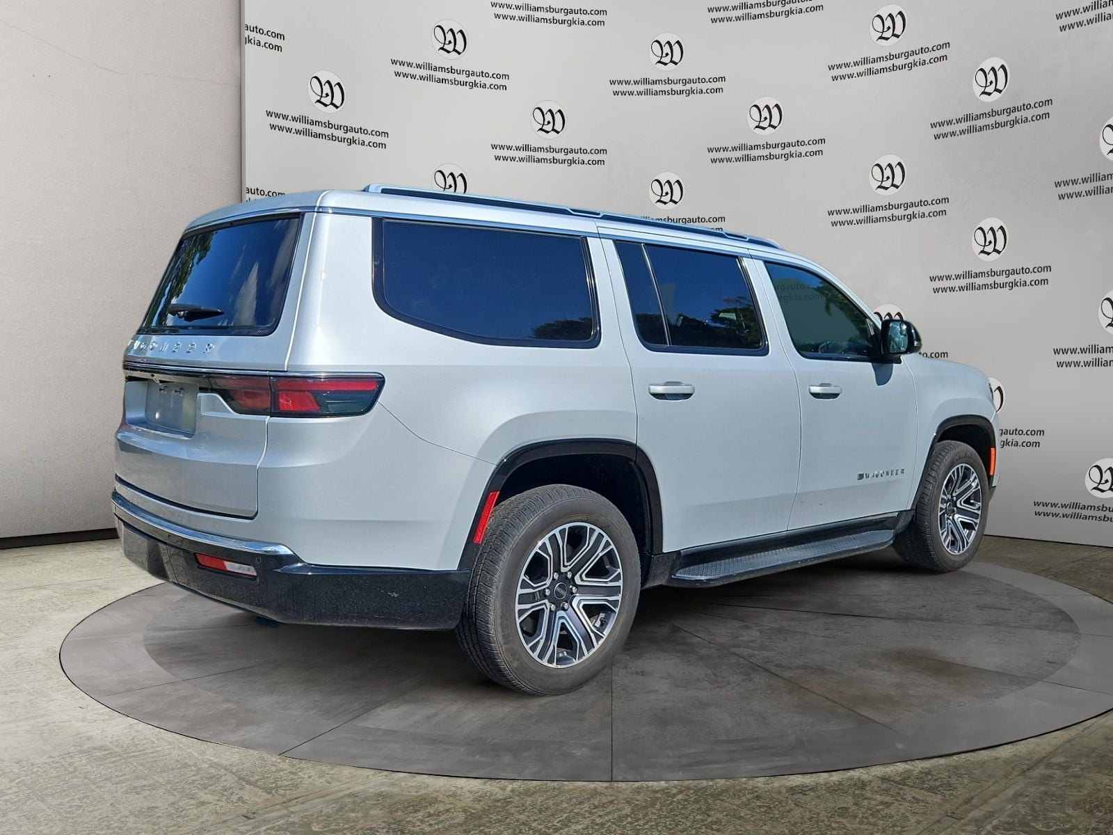 Pre-Owned 2025 Jeep Wagoneer Series II - photo - 4