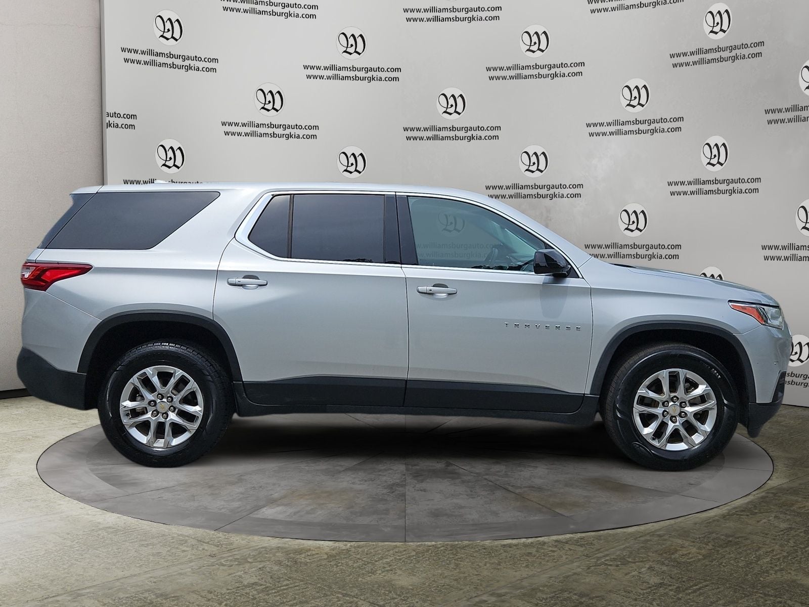 Pre-Owned 2020 Chevrolet Traverse LS - photo - 5