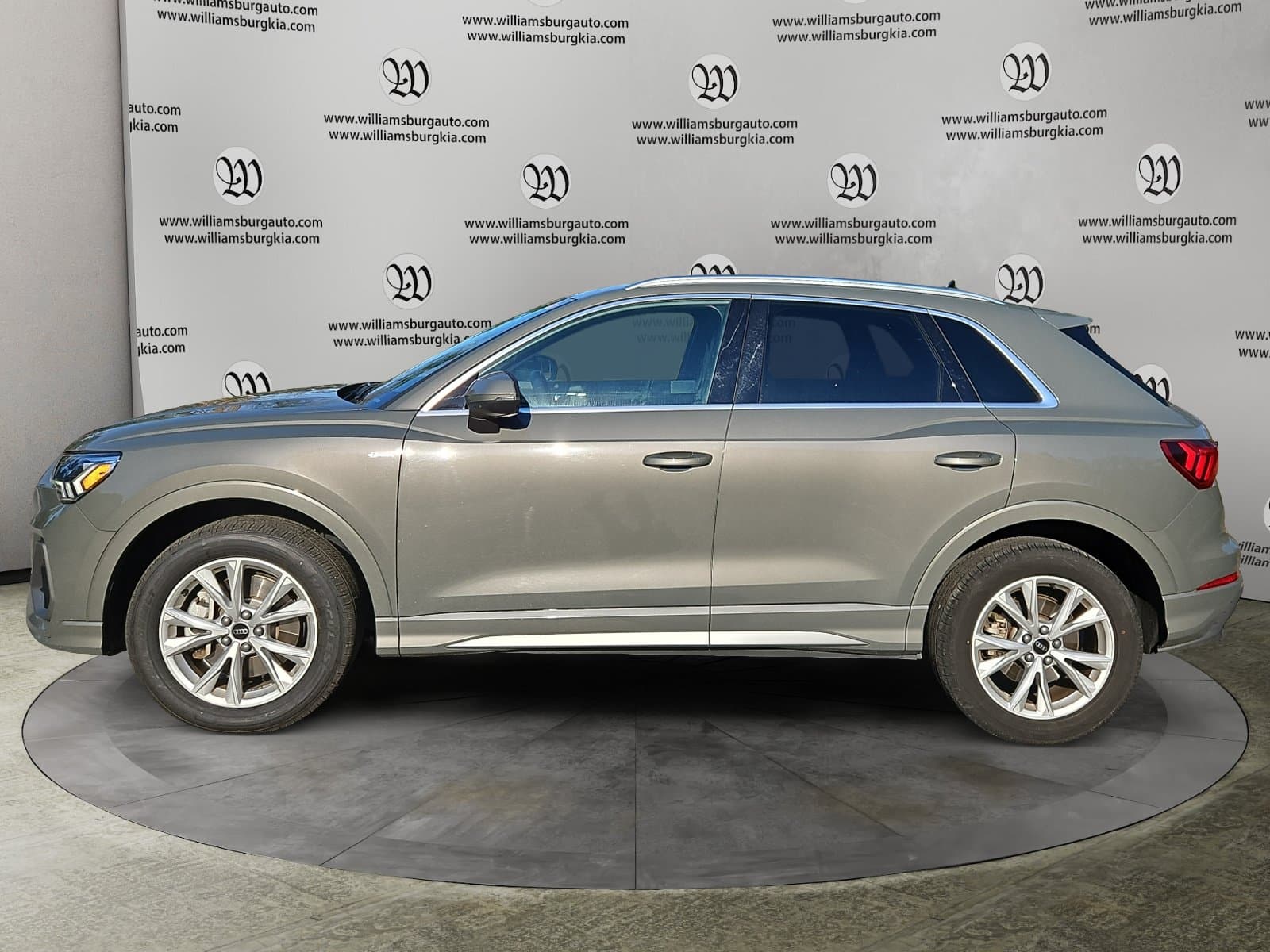 Pre-Owned 2025 Audi Q3 Premium - photo - 1