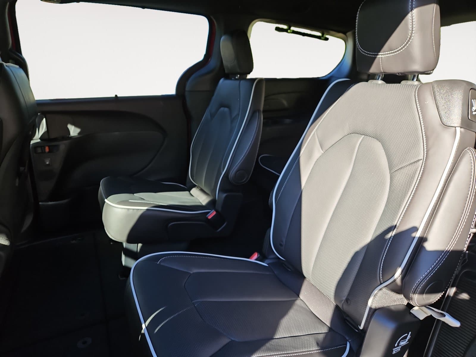 New 2027 Chrysler Pacifica Limited - photo - 12