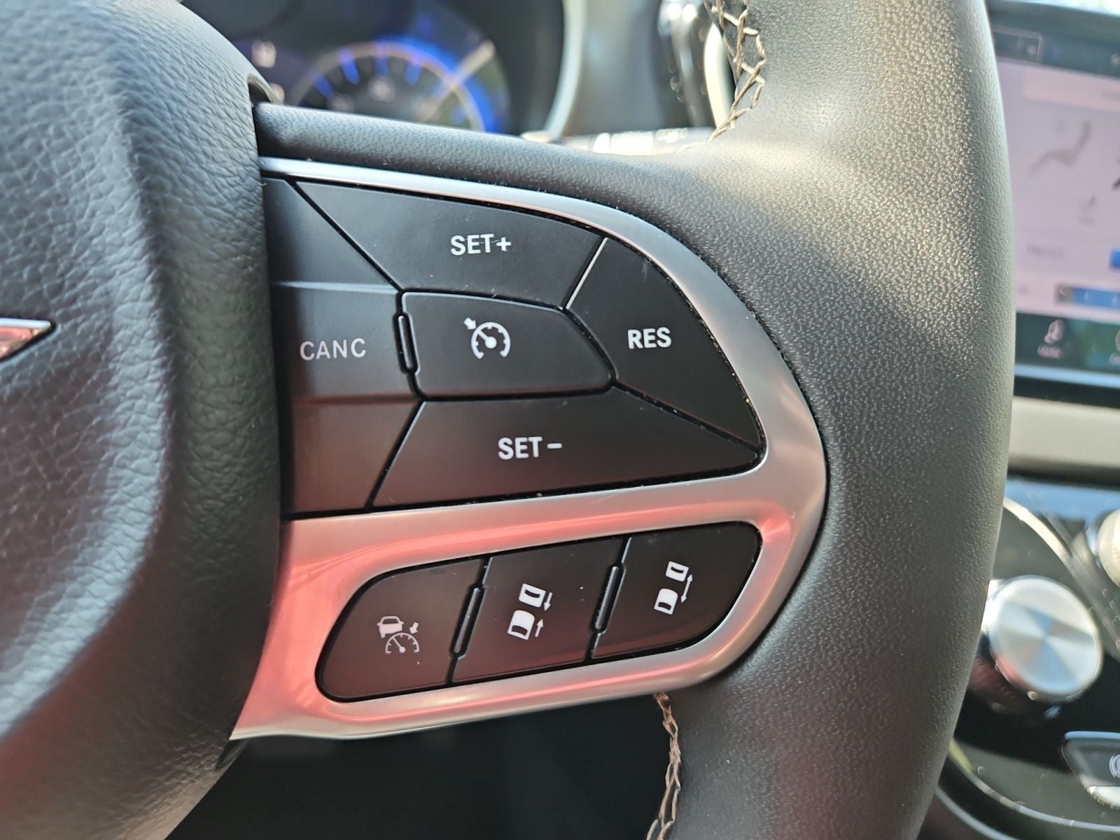 Pre-Owned 2025 Chrysler Pacifica Select - photo - 25