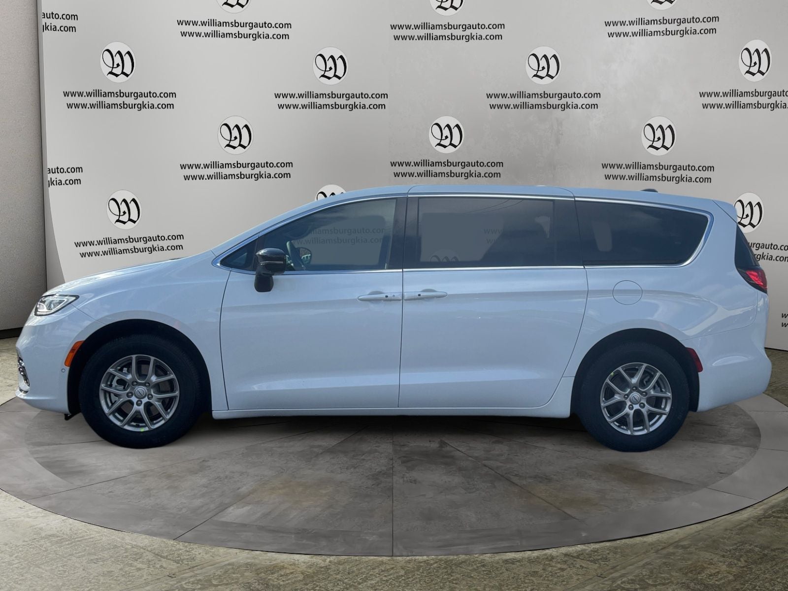 2026 Chrysler Pacifica Select Photo in Williamsburg VA 23185