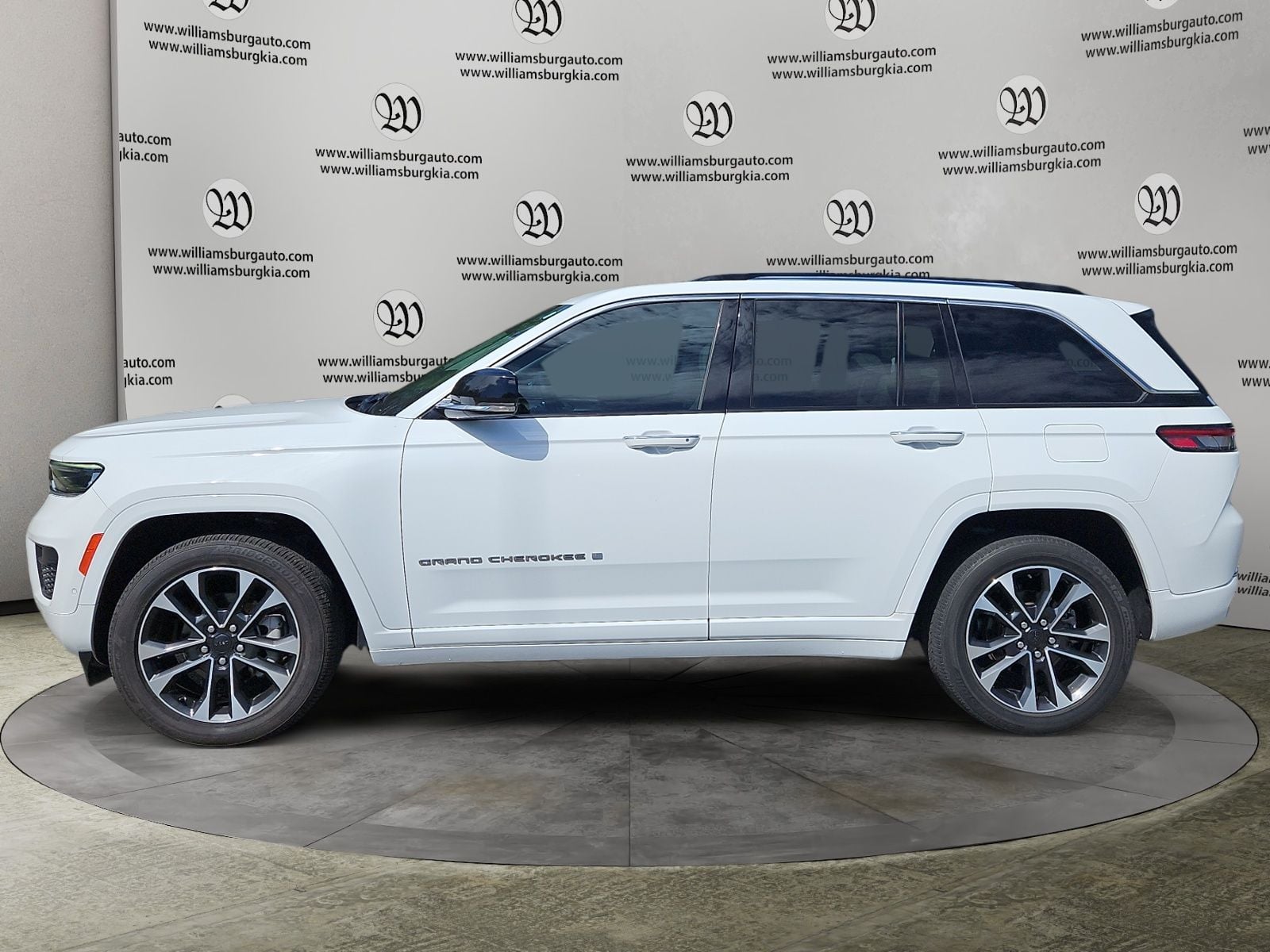 2022 Jeep Grand Cherokee Overland Photo in Williamsburg VA 23185
