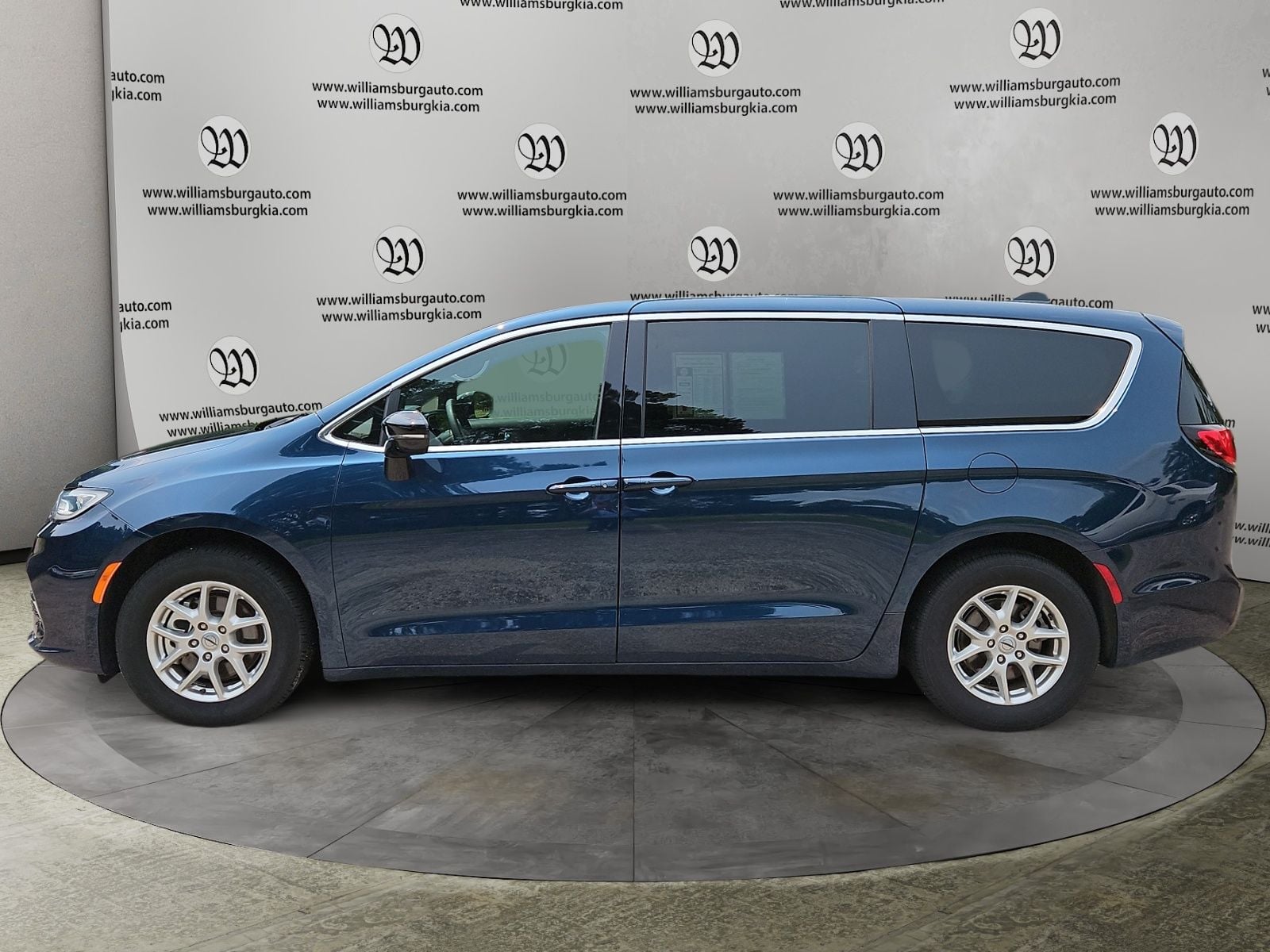 2025 Chrysler Pacifica Select Photo in Williamsburg VA 23185
