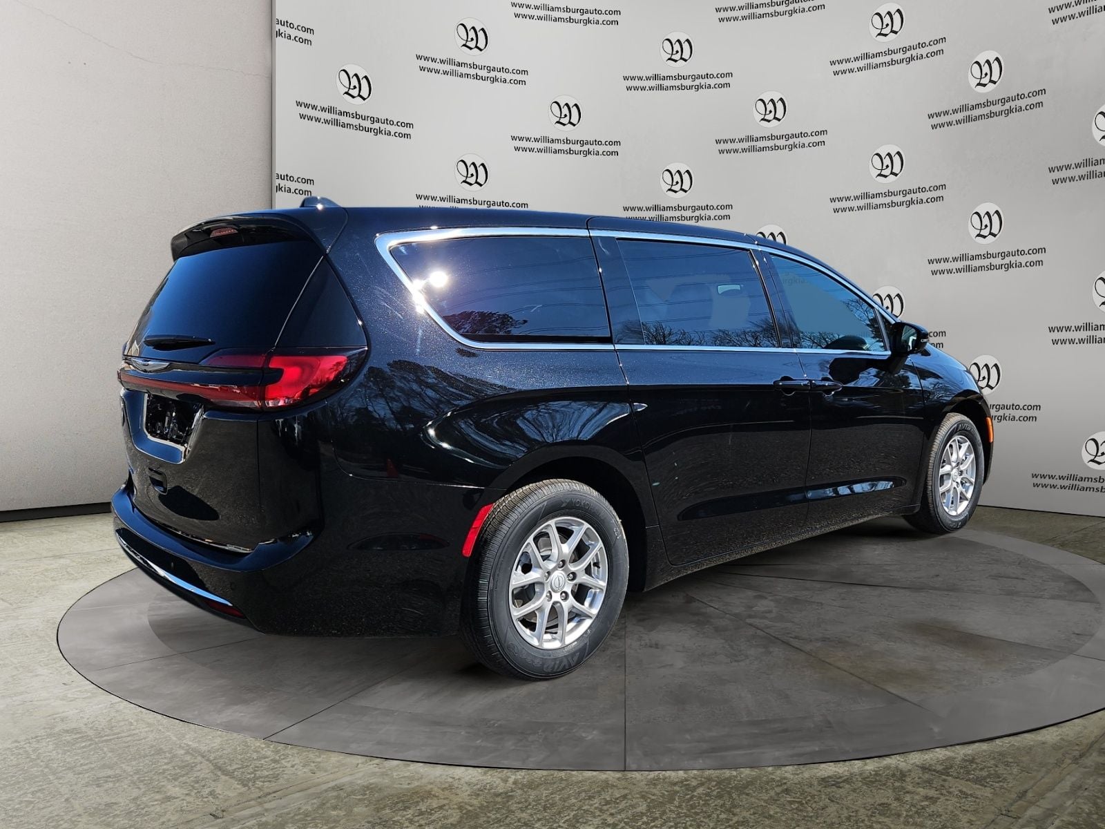 2026 Chrysler Pacifica Select Photo in Williamsburg VA 23185